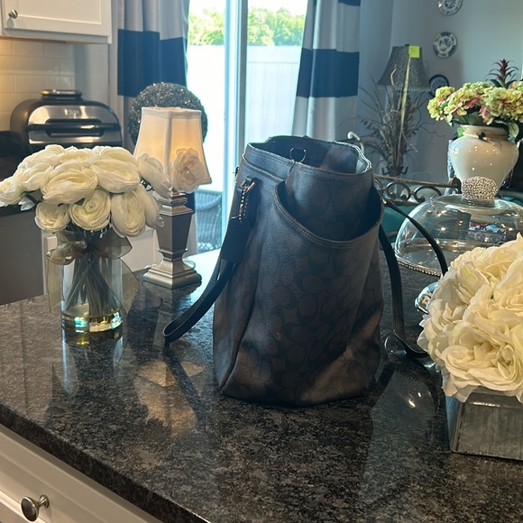 Coach diaper bag excellent condition only use a few times well cared for - Picture 4 of 5